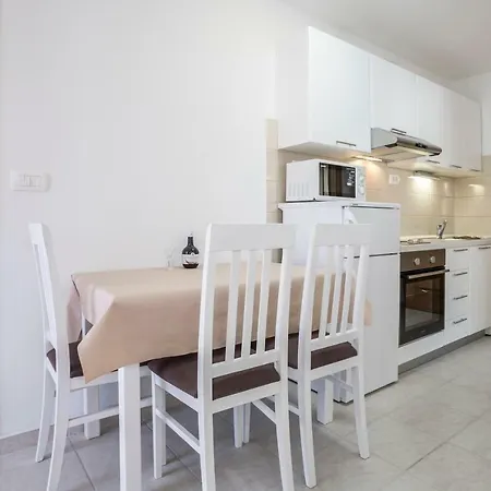 Apartment Bezmalinovic 2 *